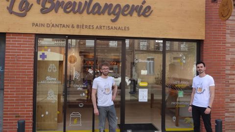 La brewlangerie gérée par Romain Courbet (à g.) et Nicolas Costes est à la fois boulangerie et brasserie.© B.Lafeuille